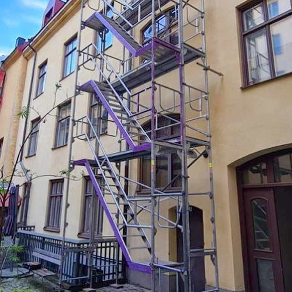 fasadställning med trappor i Stockholm